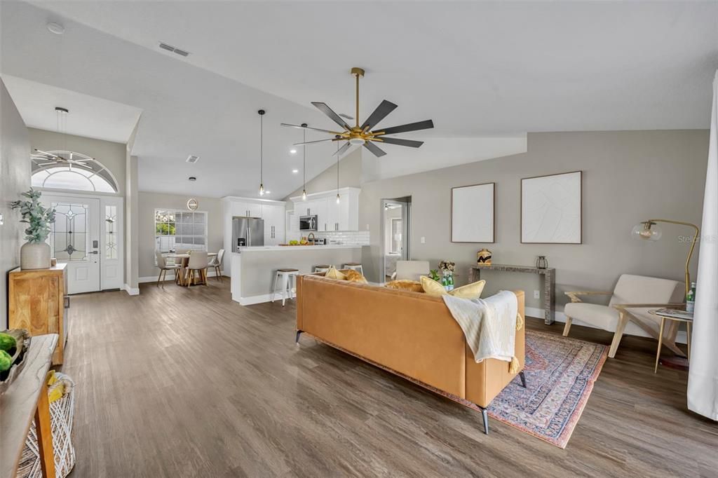 Activo con contrato: $389,900 (4 camas, 2 baños, 1596 Pies cuadrados)