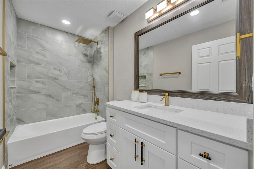 Activo con contrato: $389,900 (4 camas, 2 baños, 1596 Pies cuadrados)