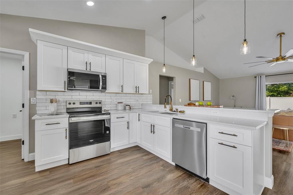 Activo con contrato: $389,900 (4 camas, 2 baños, 1596 Pies cuadrados)