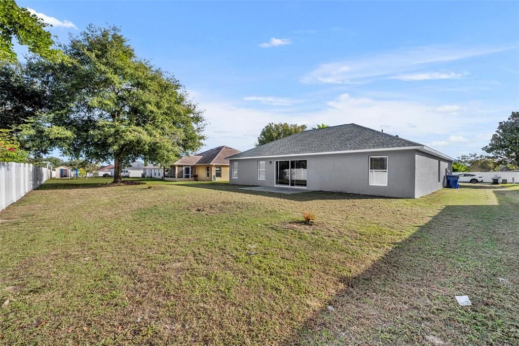 Activo con contrato: $389,900 (4 camas, 2 baños, 1596 Pies cuadrados)