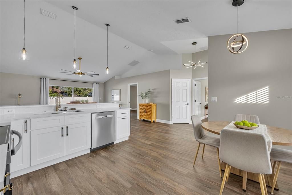 Activo con contrato: $389,900 (4 camas, 2 baños, 1596 Pies cuadrados)