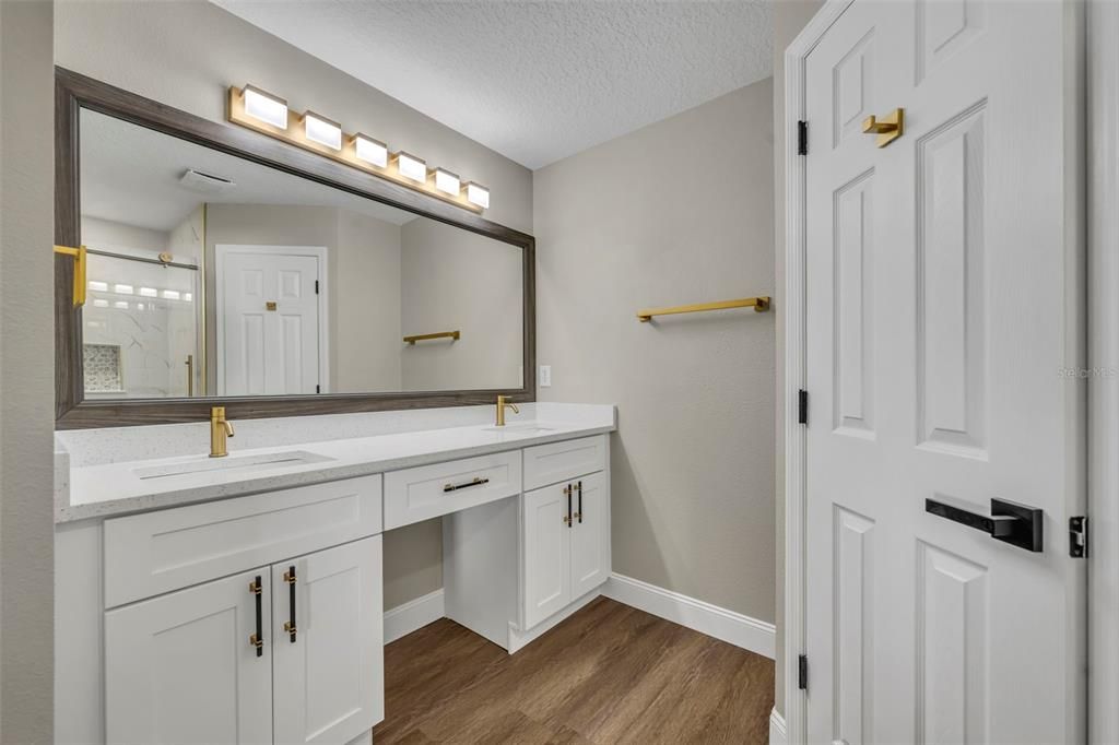 Activo con contrato: $389,900 (4 camas, 2 baños, 1596 Pies cuadrados)