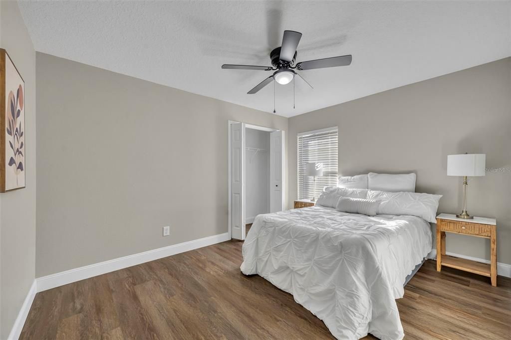 Activo con contrato: $389,900 (4 camas, 2 baños, 1596 Pies cuadrados)