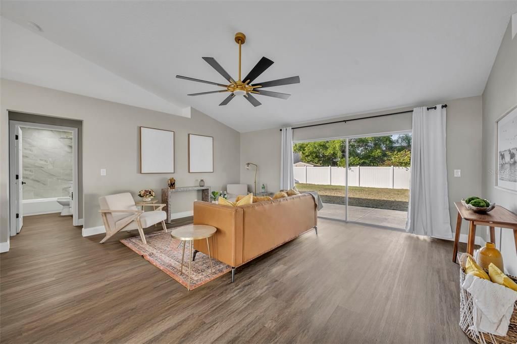 Activo con contrato: $389,900 (4 camas, 2 baños, 1596 Pies cuadrados)