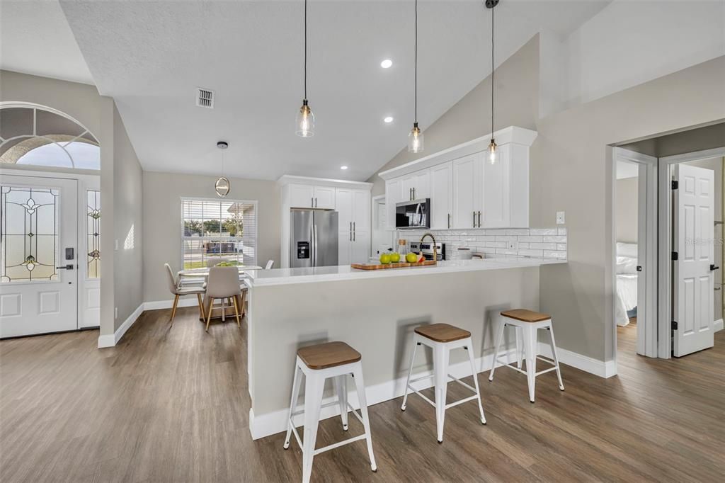 Activo con contrato: $389,900 (4 camas, 2 baños, 1596 Pies cuadrados)