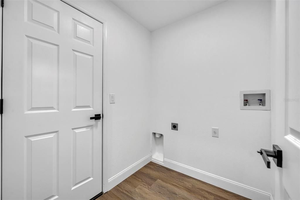 Activo con contrato: $389,900 (4 camas, 2 baños, 1596 Pies cuadrados)