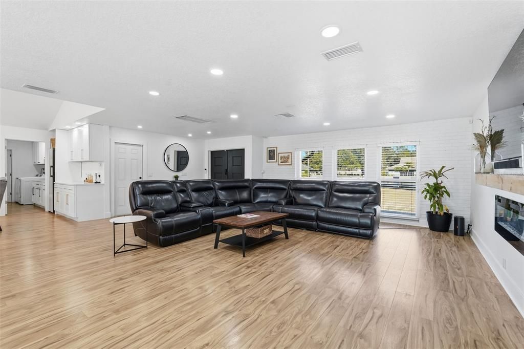 For Sale: $2,275,000 (3 beds, 2 baths, 2411 Square Feet)