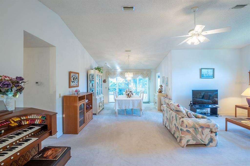 For Sale: $345,000 (3 beds, 2 baths, 1677 Square Feet)