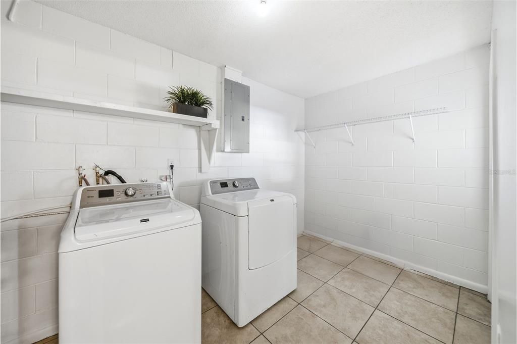 For Sale: $365,500 (3 beds, 2 baths, 1220 Square Feet)