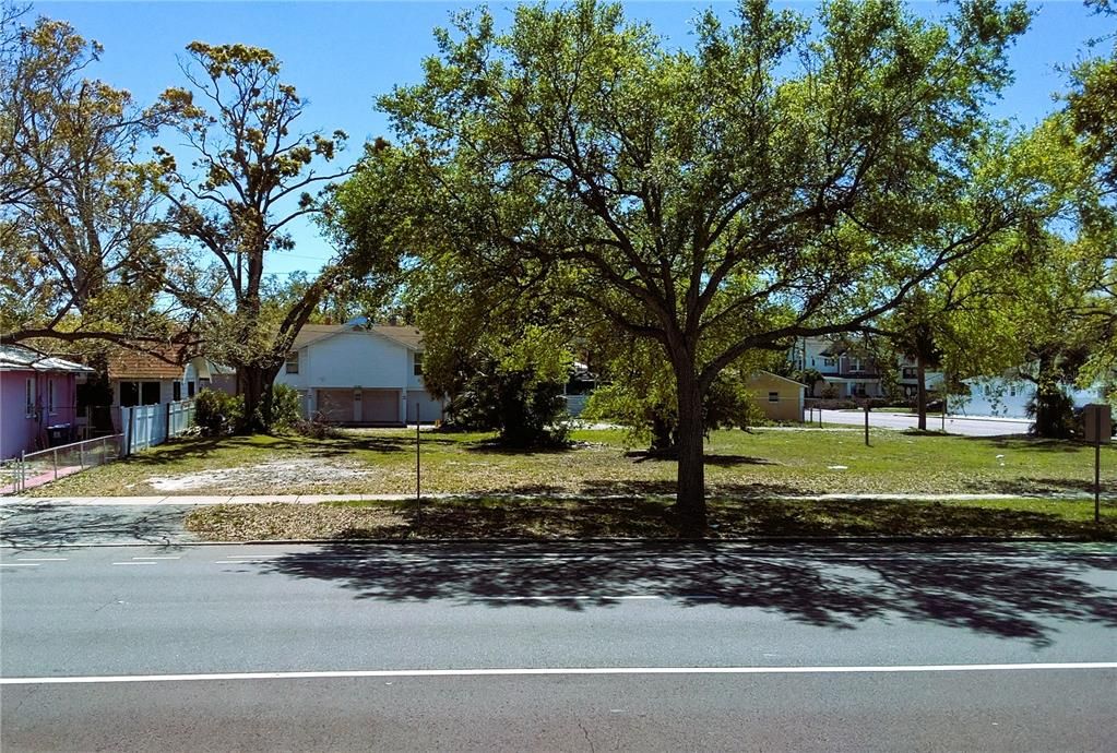 En Venta: $449,000 (0.13 acres)