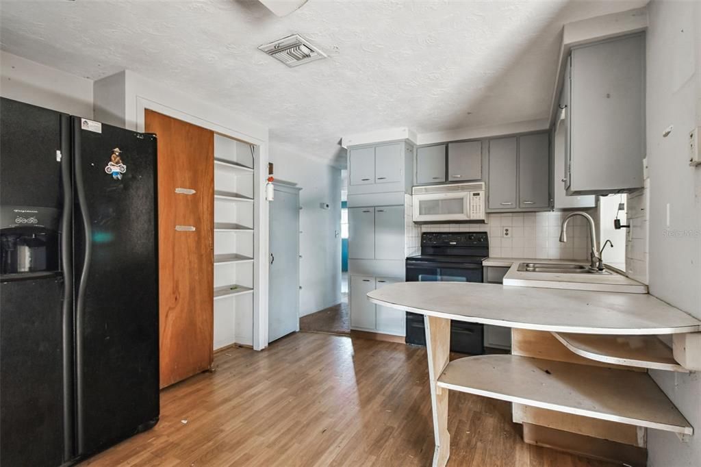 Activo con contrato: $160,000 (2 camas, 1 baños, 1206 Pies cuadrados)