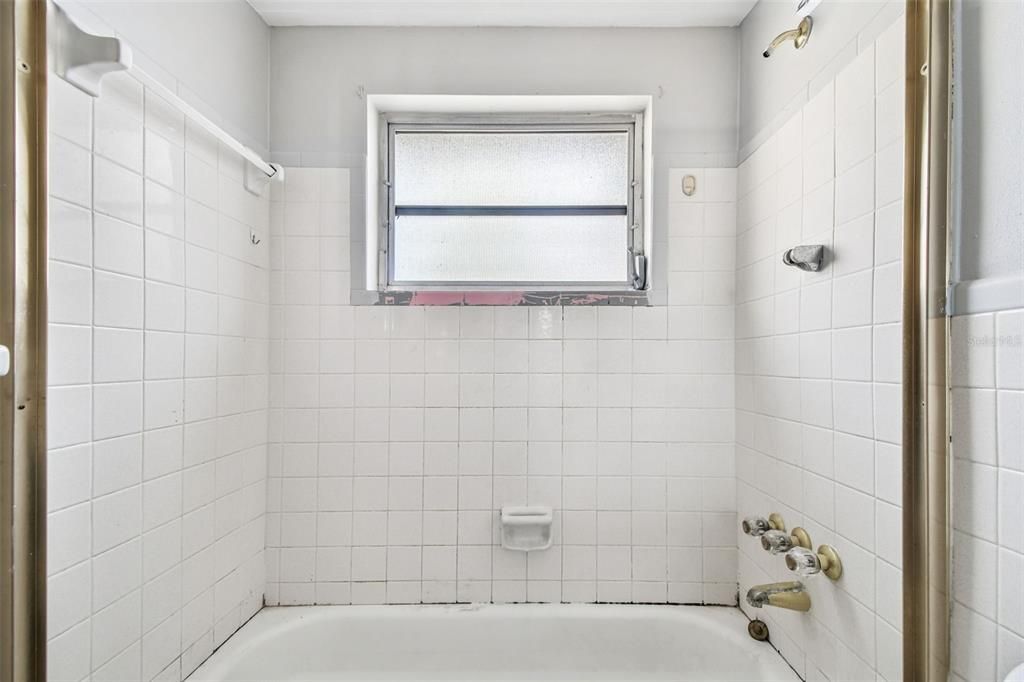 Activo con contrato: $160,000 (2 camas, 1 baños, 1206 Pies cuadrados)