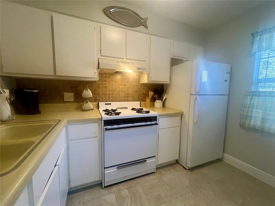 Active With Contract: $89,900 (2 beds, 1 baths, 812 Square Feet)