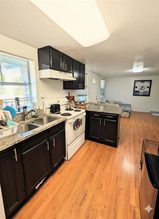 Active With Contract: $270,000 (2 beds, 1 baths, 754 Square Feet)