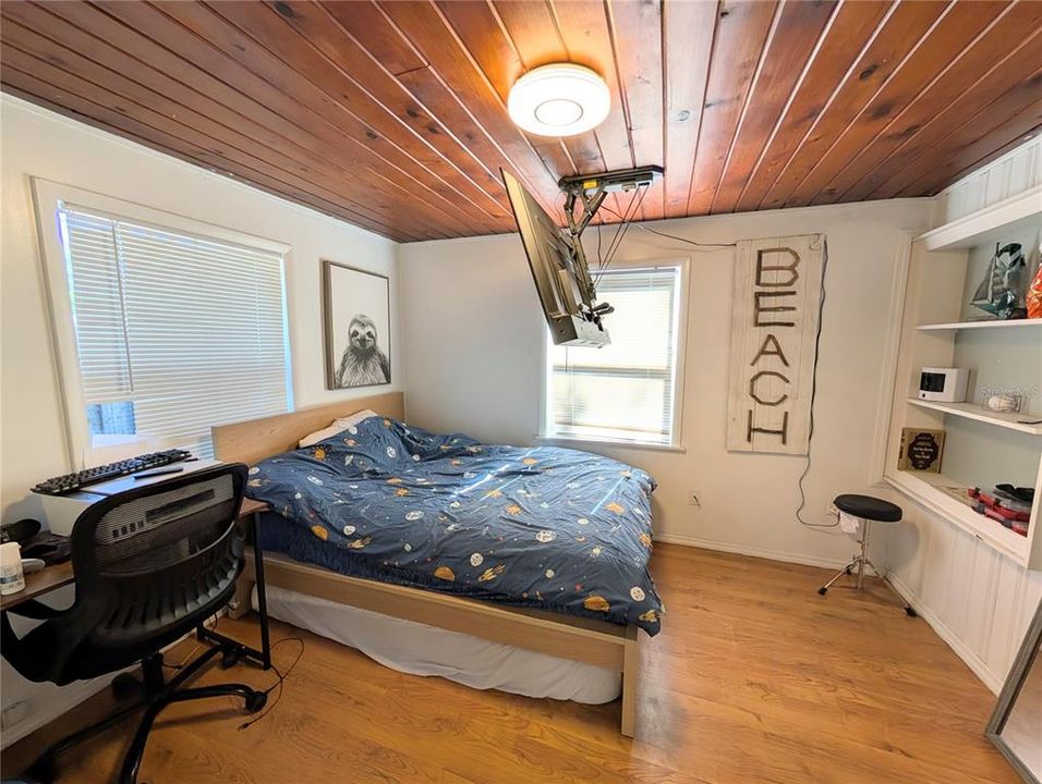 Active With Contract: $270,000 (2 beds, 1 baths, 754 Square Feet)