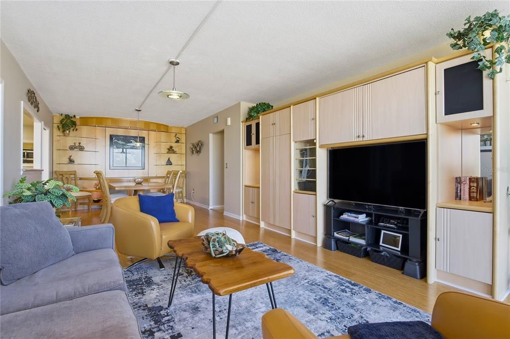 For Sale: $575,000 (2 beds, 2 baths, 1269 Square Feet)