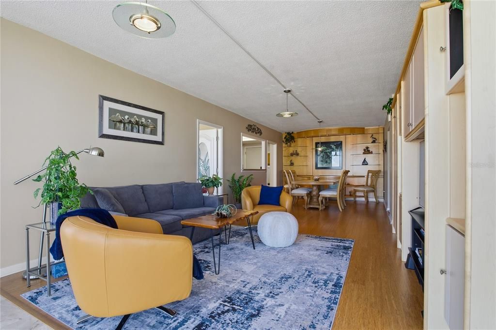 For Sale: $575,000 (2 beds, 2 baths, 1269 Square Feet)