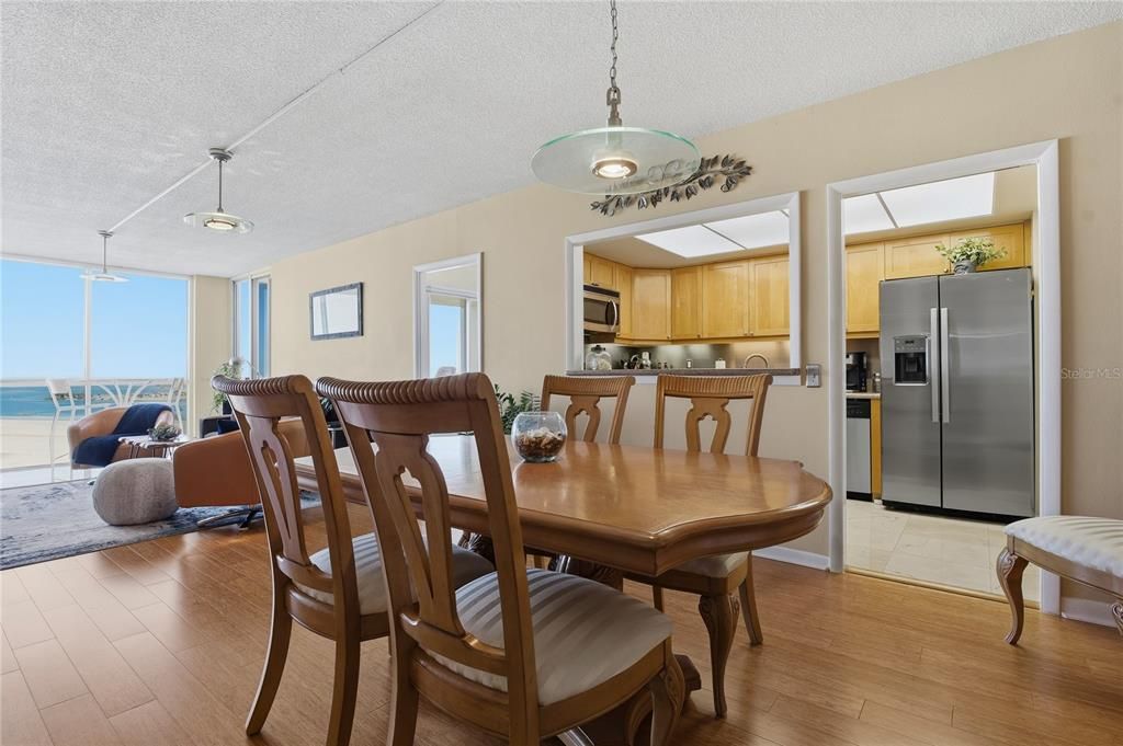 For Sale: $575,000 (2 beds, 2 baths, 1269 Square Feet)