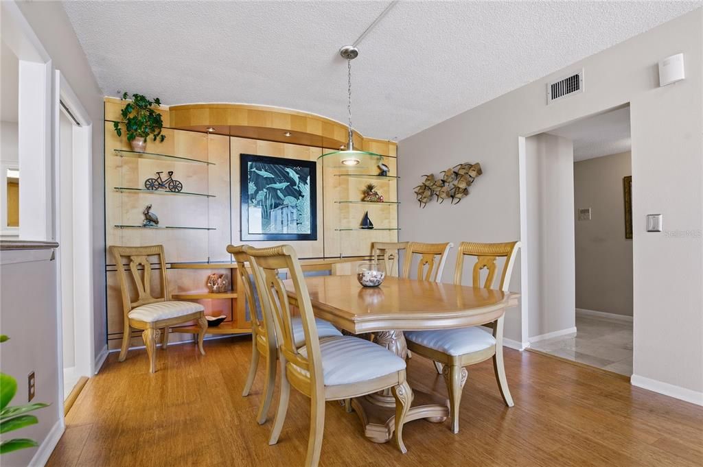 For Sale: $575,000 (2 beds, 2 baths, 1269 Square Feet)