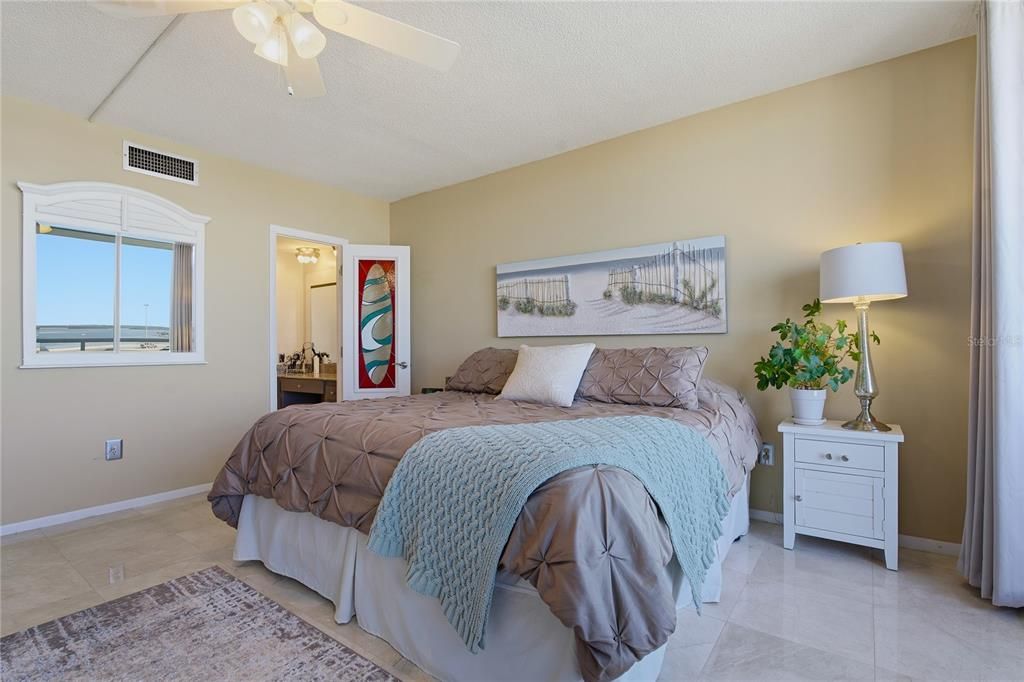 For Sale: $575,000 (2 beds, 2 baths, 1269 Square Feet)