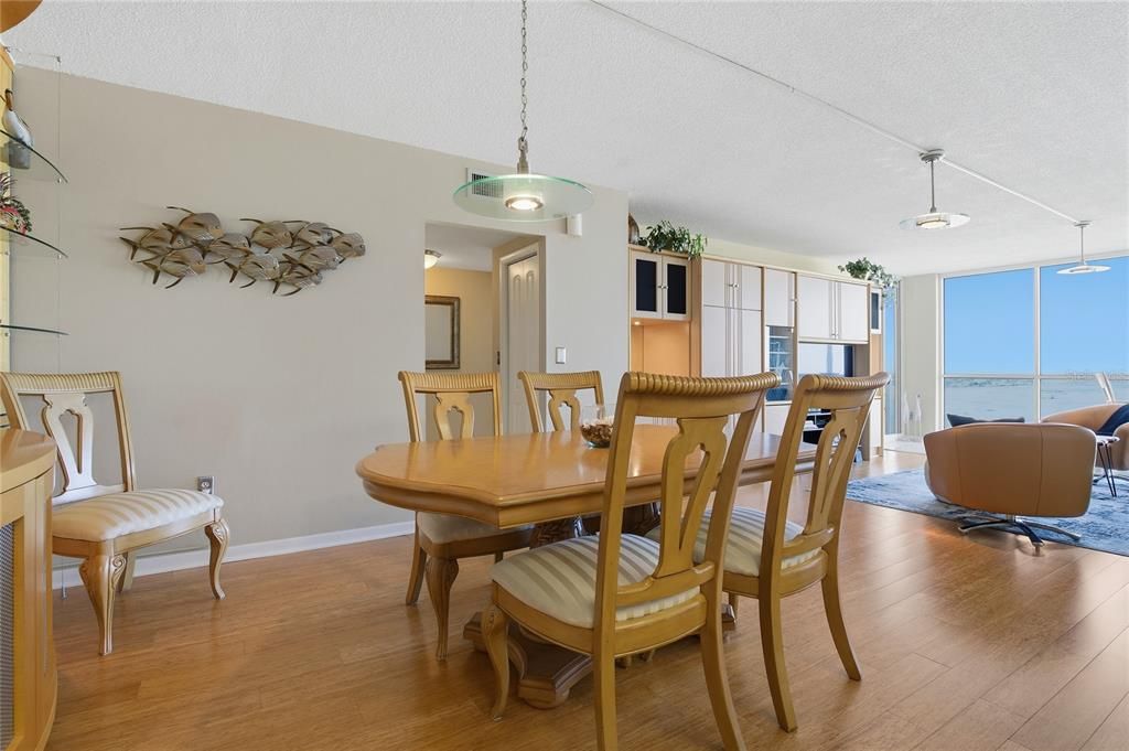 For Sale: $575,000 (2 beds, 2 baths, 1269 Square Feet)