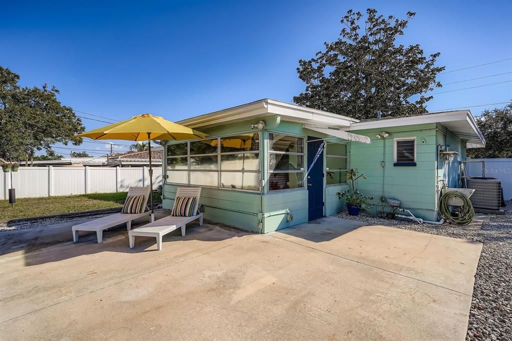 Active With Contract: $310,000 (2 beds, 1 baths, 900 Square Feet)