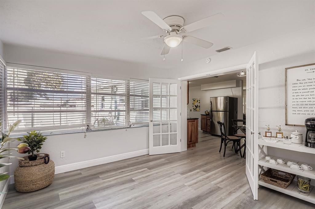 Active With Contract: $310,000 (2 beds, 1 baths, 900 Square Feet)