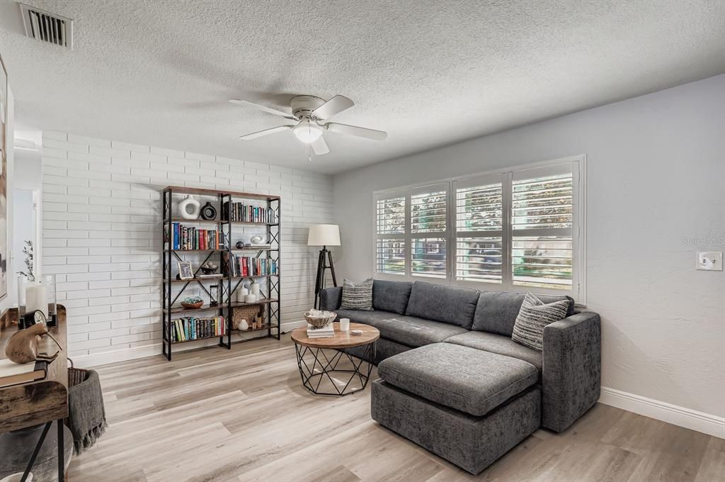 Active With Contract: $310,000 (2 beds, 1 baths, 900 Square Feet)