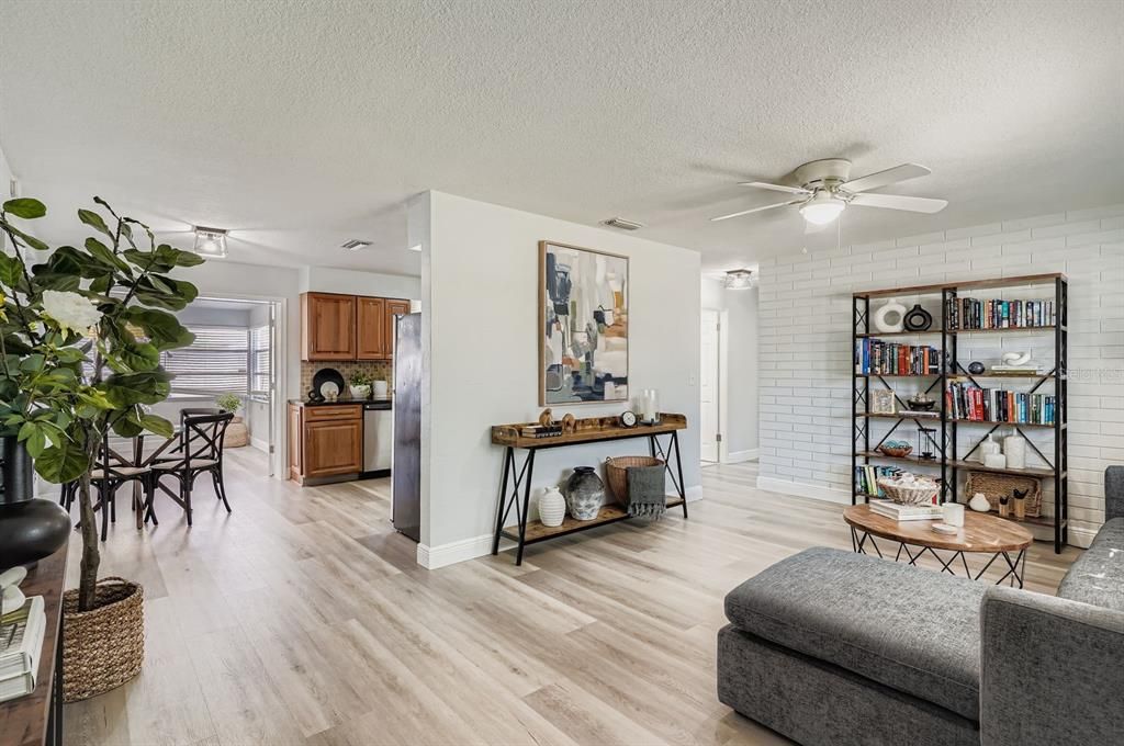 Active With Contract: $310,000 (2 beds, 1 baths, 900 Square Feet)