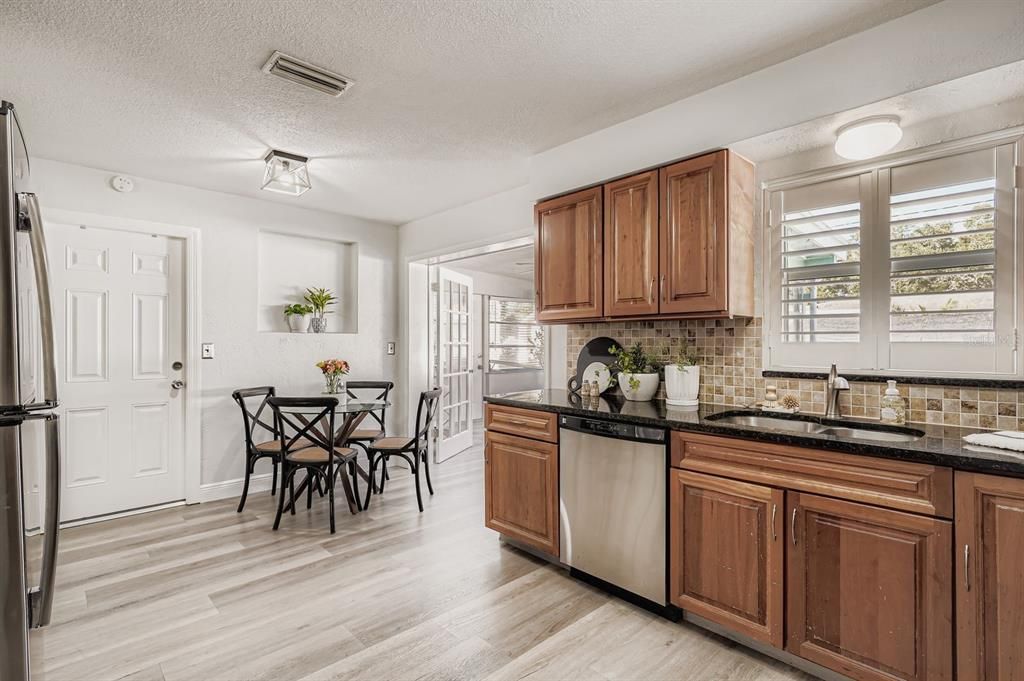 Active With Contract: $310,000 (2 beds, 1 baths, 900 Square Feet)