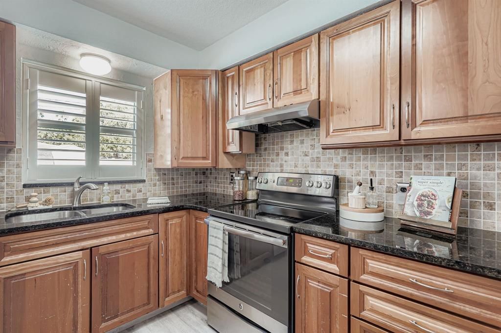 Active With Contract: $310,000 (2 beds, 1 baths, 900 Square Feet)