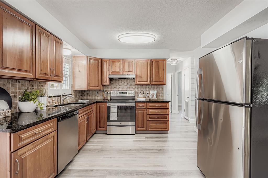 Active With Contract: $310,000 (2 beds, 1 baths, 900 Square Feet)