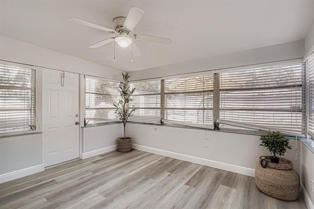 Active With Contract: $310,000 (2 beds, 1 baths, 900 Square Feet)