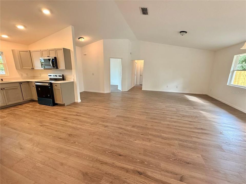 Active With Contract: $2,200 (3 beds, 2 baths, 1550 Square Feet)
