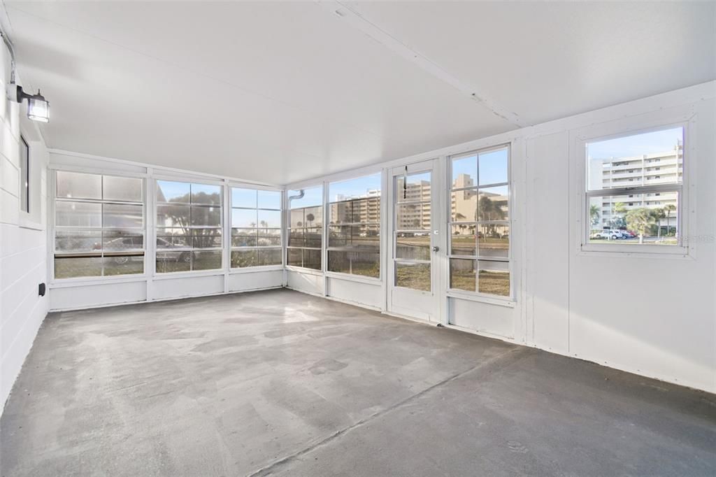 For Sale: $339,000 (2 beds, 1 baths, 918 Square Feet)