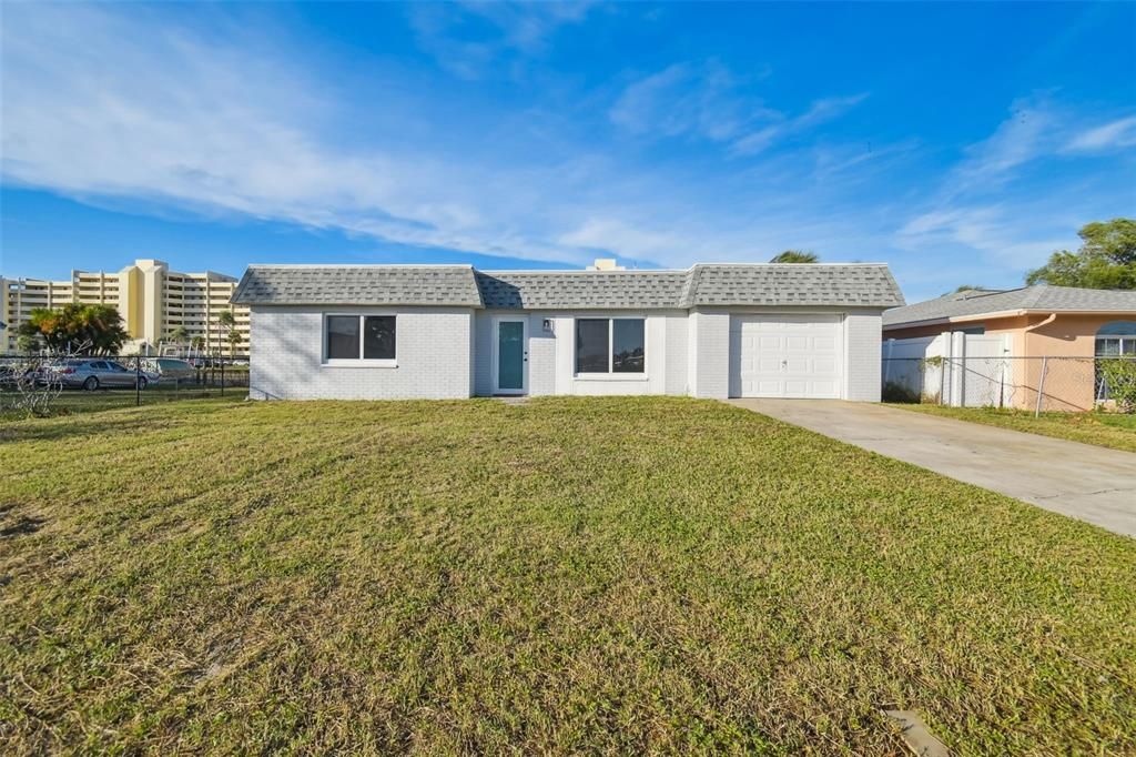 For Sale: $339,000 (2 beds, 1 baths, 918 Square Feet)