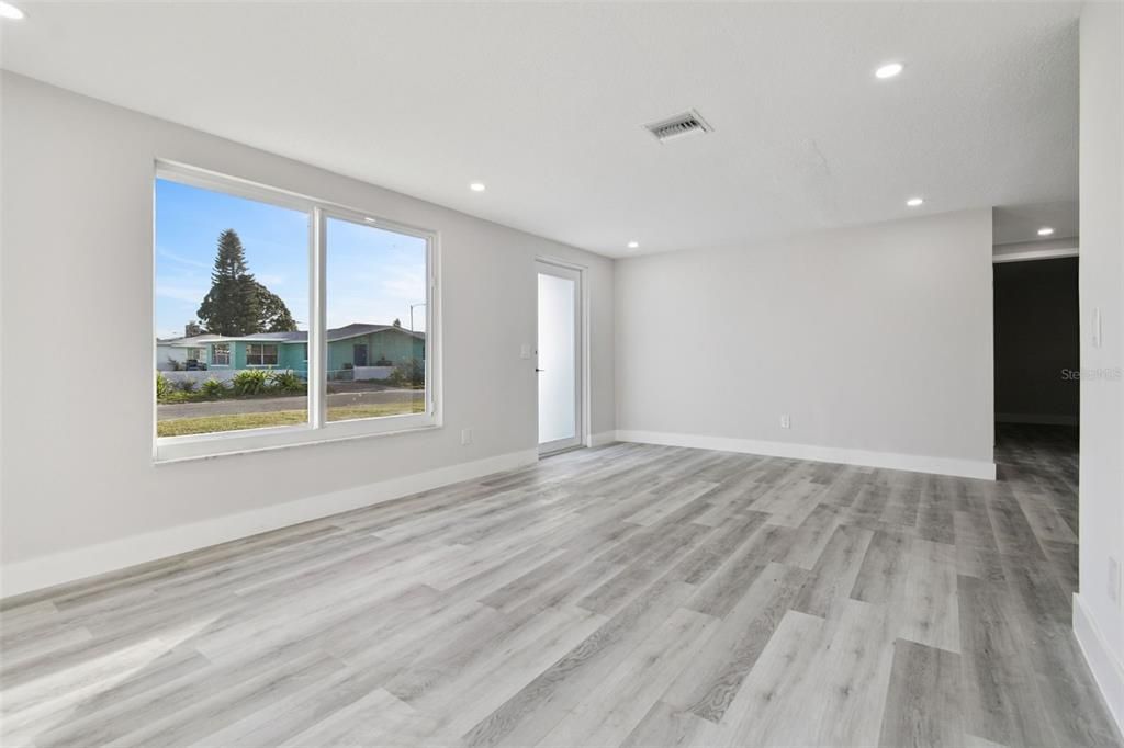 For Sale: $339,000 (2 beds, 1 baths, 918 Square Feet)