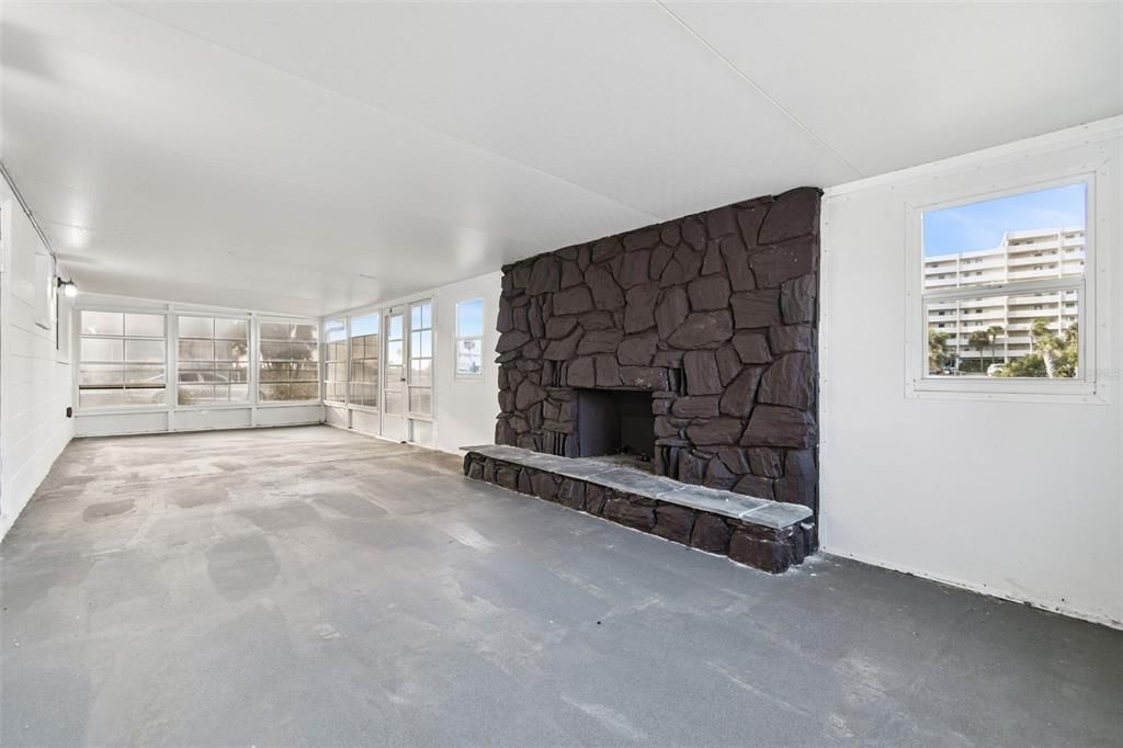 For Sale: $339,000 (2 beds, 1 baths, 918 Square Feet)