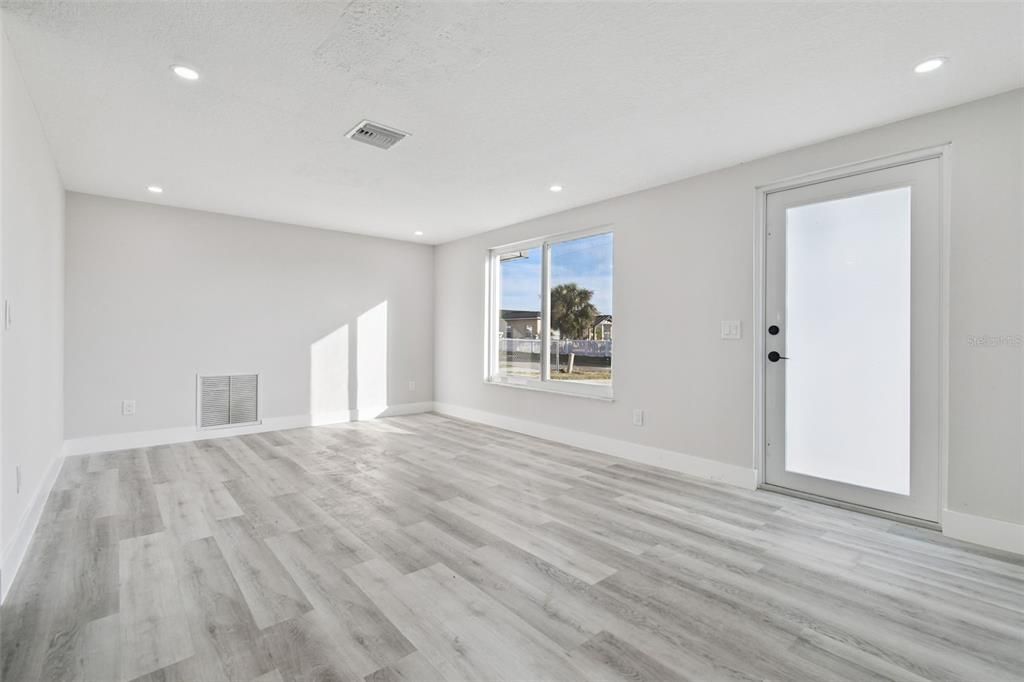 For Sale: $339,000 (2 beds, 1 baths, 918 Square Feet)