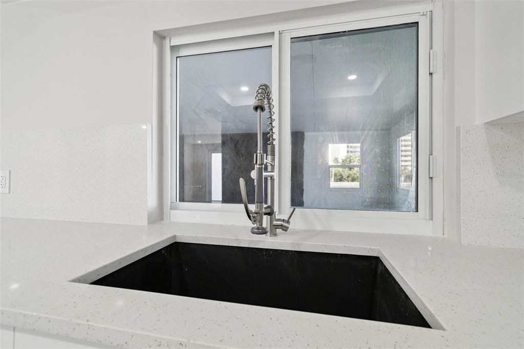 For Sale: $339,000 (2 beds, 1 baths, 918 Square Feet)