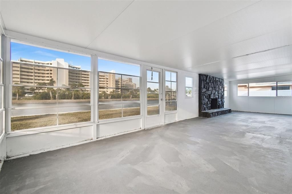 For Sale: $339,000 (2 beds, 1 baths, 918 Square Feet)