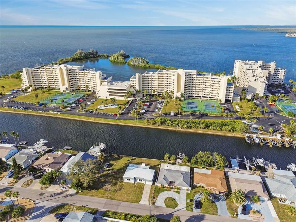 For Sale: $339,000 (2 beds, 1 baths, 918 Square Feet)