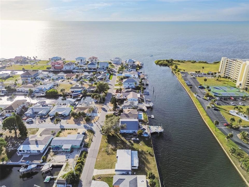 For Sale: $339,000 (2 beds, 1 baths, 918 Square Feet)