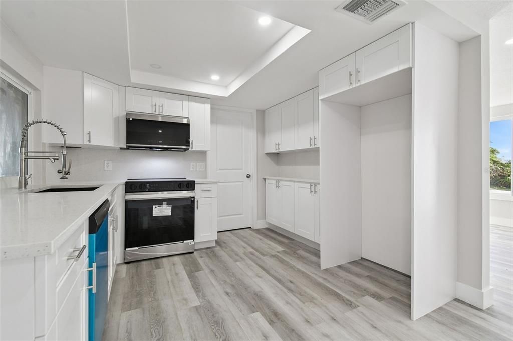 For Sale: $339,000 (2 beds, 1 baths, 918 Square Feet)