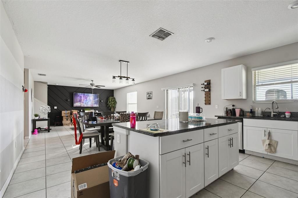 待售: $390,000 (4 贝兹, 2 浴室, 2635 平方英尺)