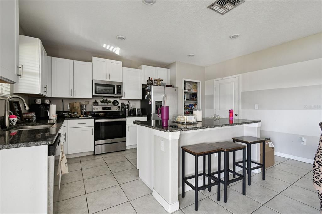 待售: $390,000 (4 贝兹, 2 浴室, 2635 平方英尺)