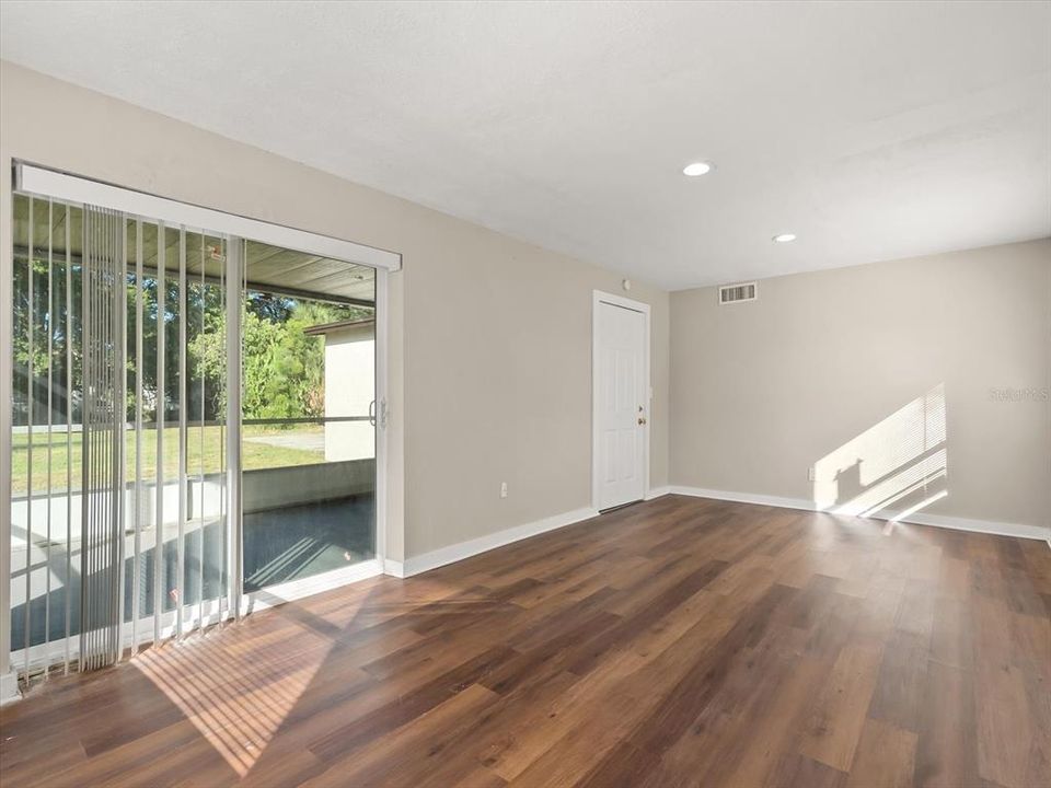 待售: $274,000 (3 贝兹, 1 浴室, 1103 平方英尺)