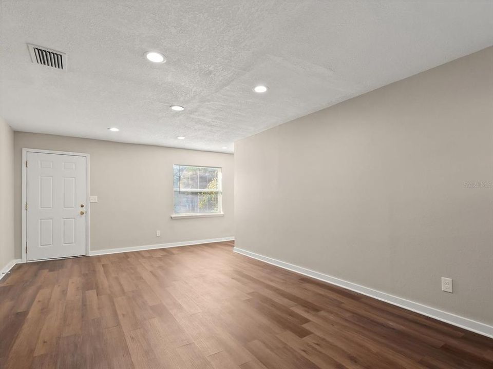 待售: $274,000 (3 贝兹, 1 浴室, 1103 平方英尺)