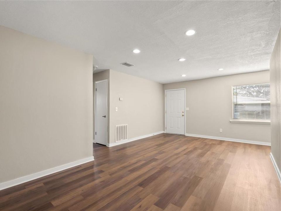 待售: $274,000 (3 贝兹, 1 浴室, 1103 平方英尺)