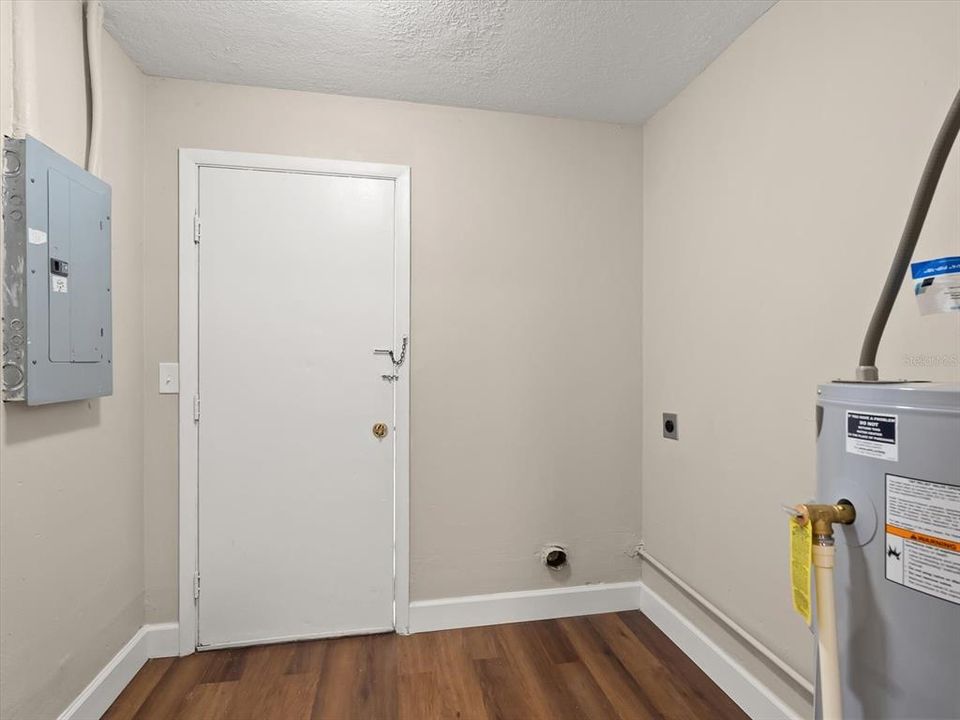 待售: $274,000 (3 贝兹, 1 浴室, 1103 平方英尺)